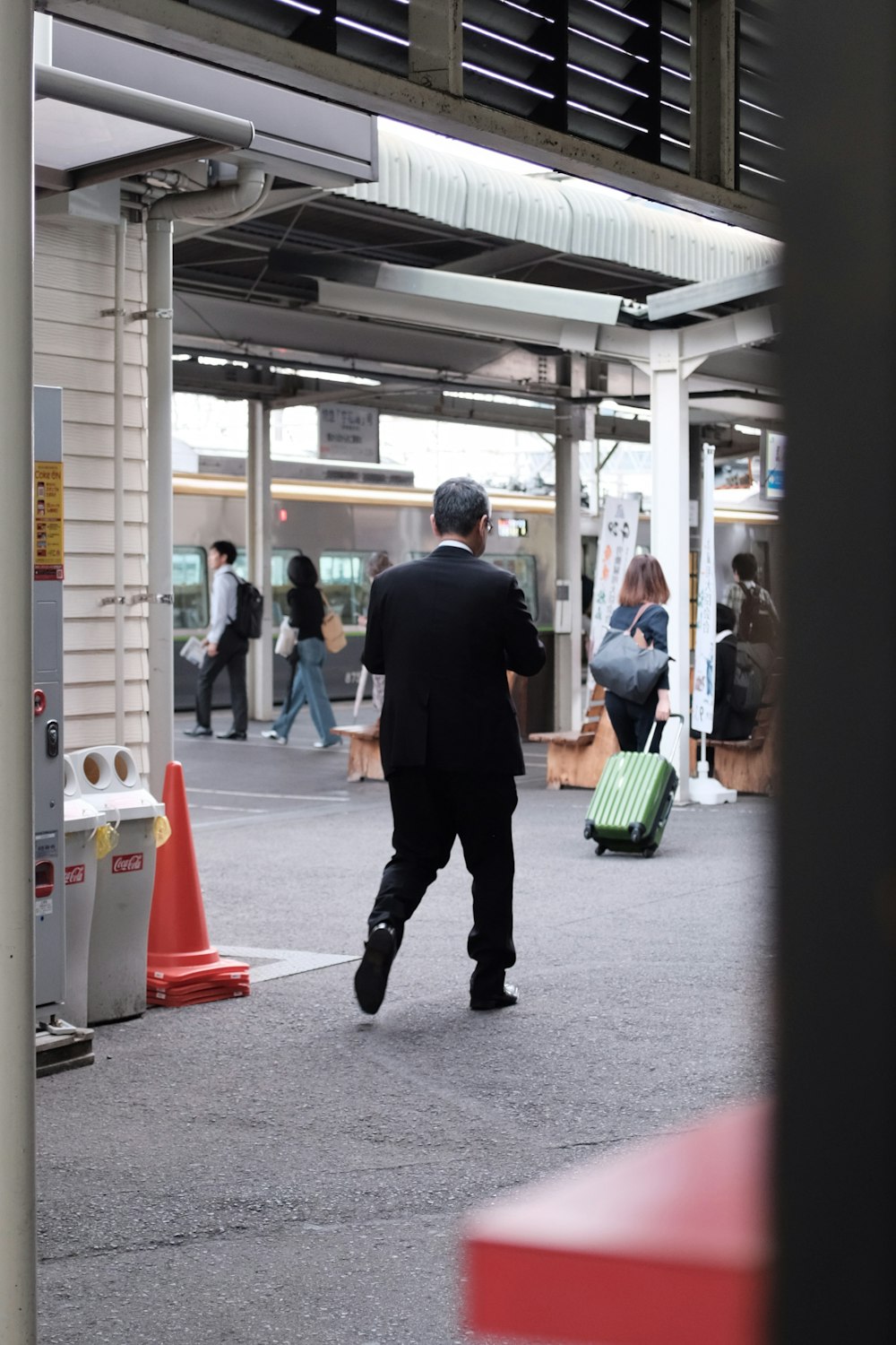 人の近くにいる人