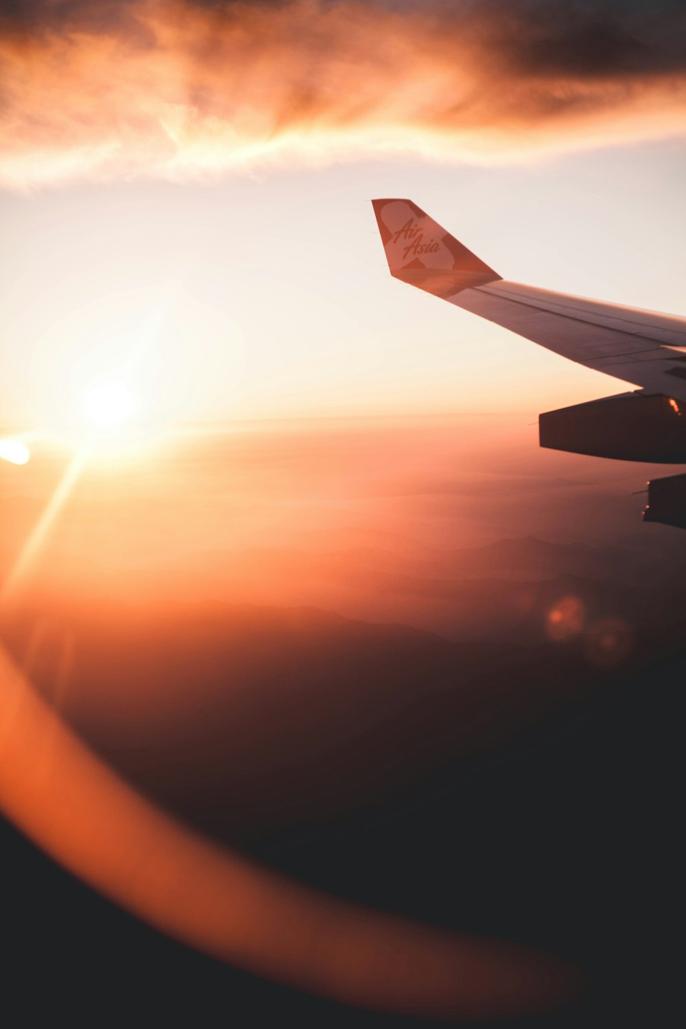 una vista dell'ala di un aeroplano mentre il sole tramonta