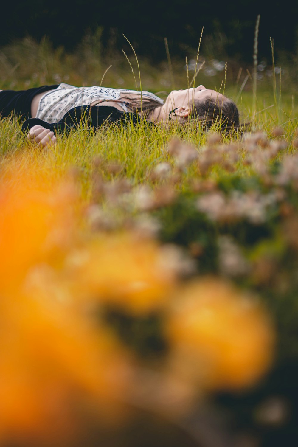 Person, die auf Gras liegt