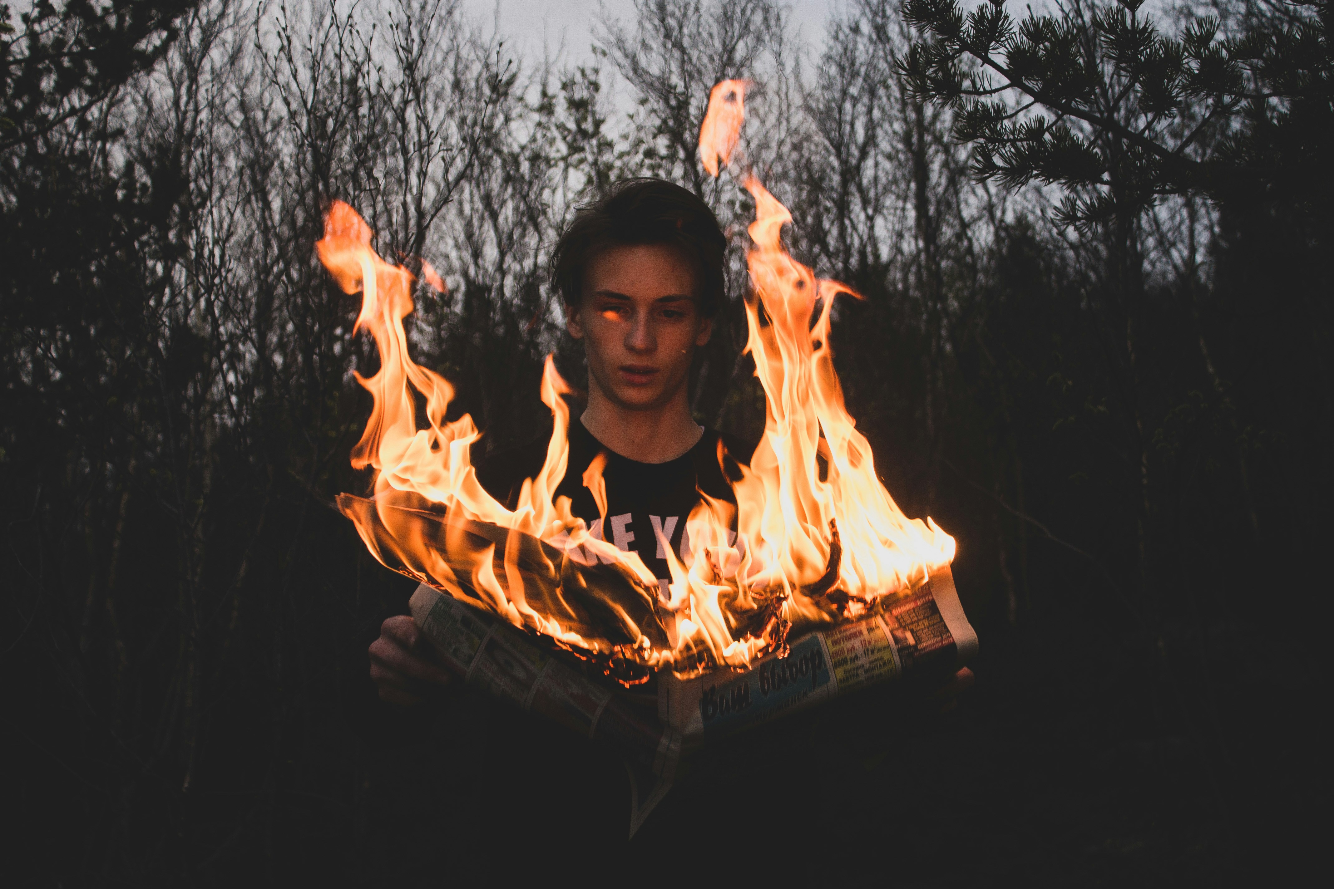 לֹא אָנוּ הִבְעַרְנוּ אֶת הָאֵשׁ, וּבְכָל זֹאת הִ 1