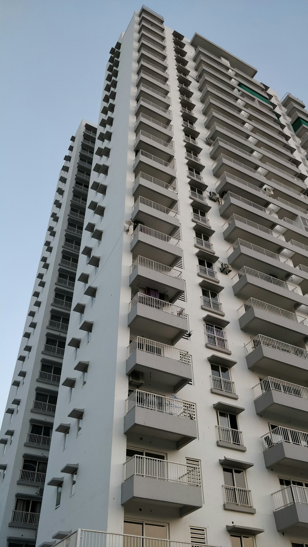 白と灰色のコンクリート高層ビルのローアングル写真