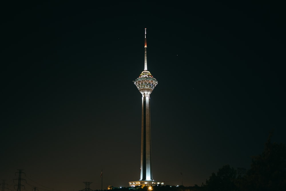 Torre Bianca durante la notte