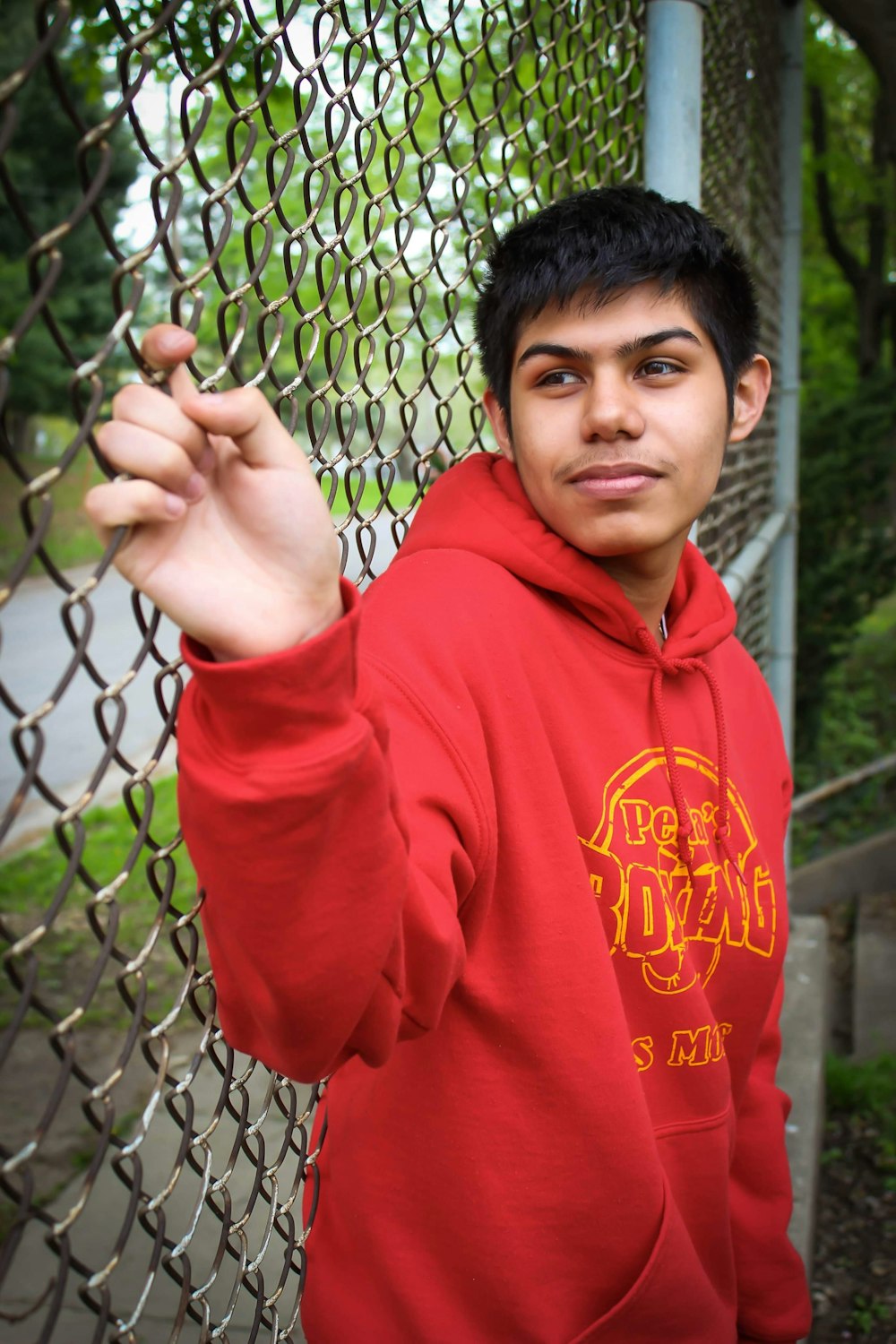 hombre con sudadera con capucha naranja