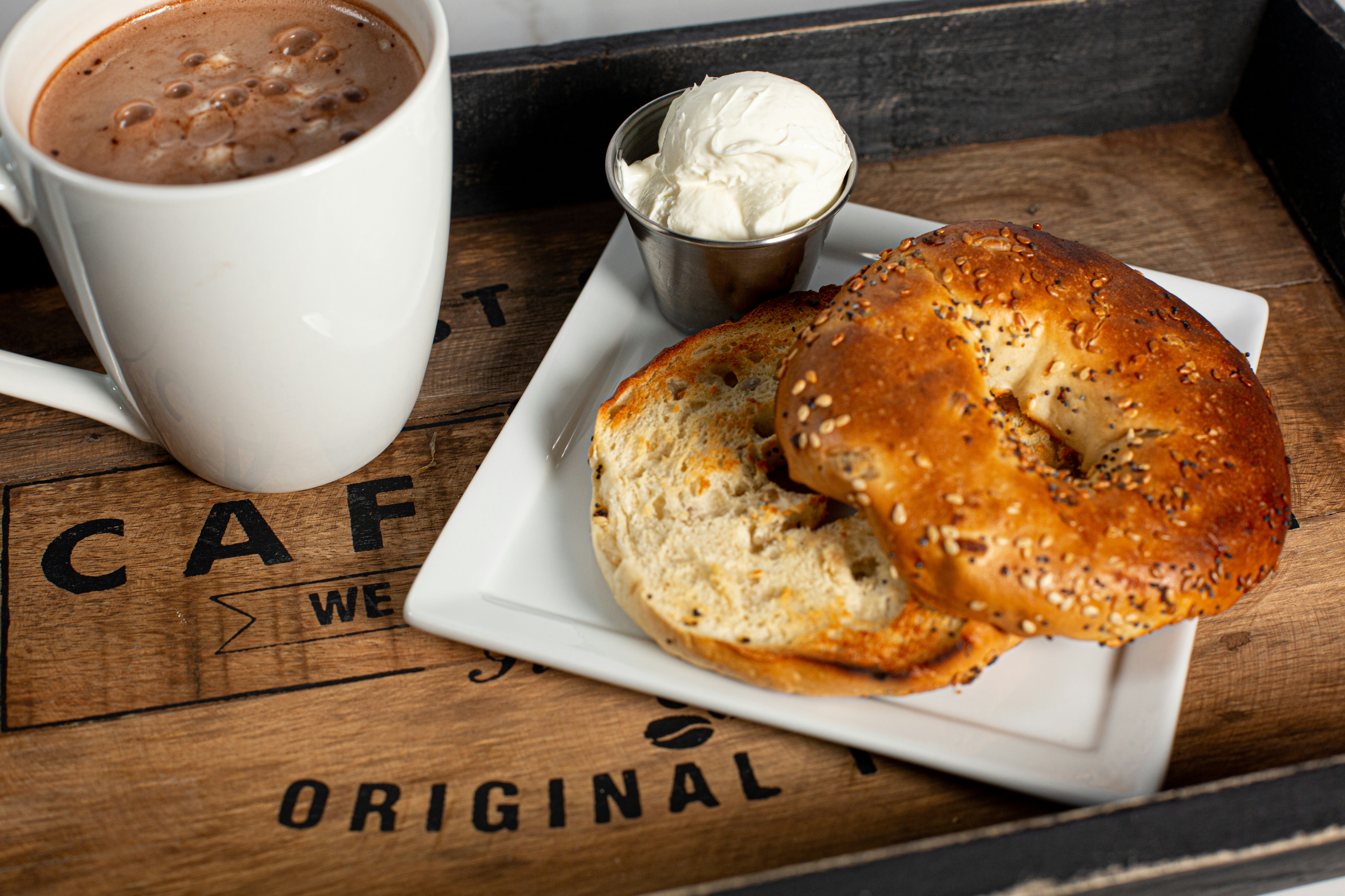 Tasse et assiettes en céramique blanche