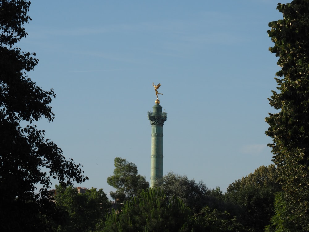 Torre de hormigón gris junto a los árboles