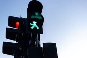 Um semáforo com o símbolo que representa passagem livre aceso