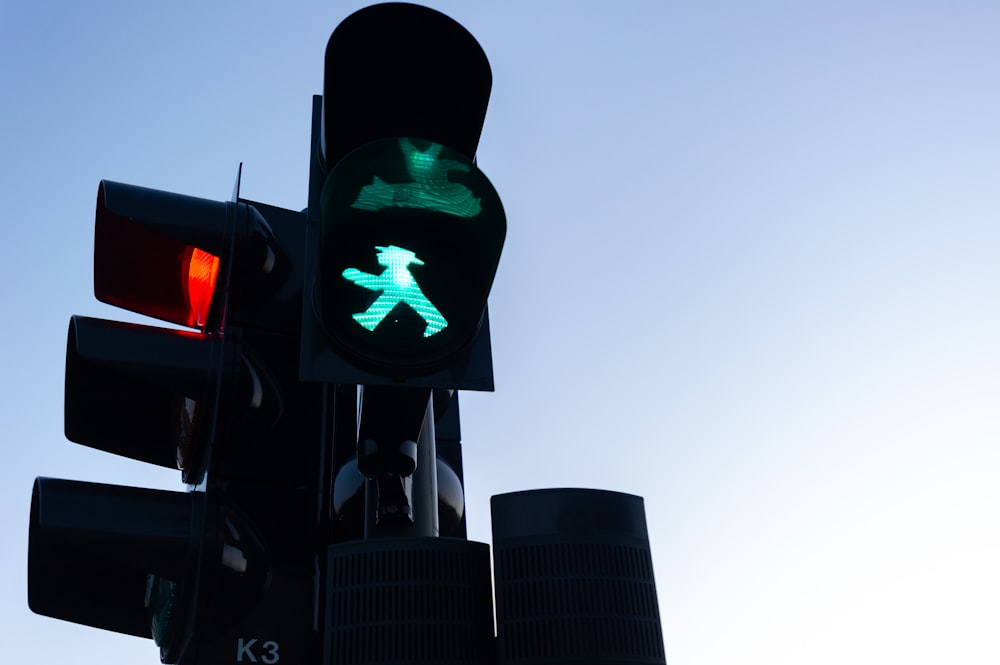 schwarze Ampel mit grünem Licht