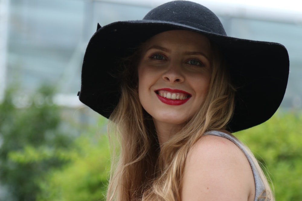 women wearing a black hat close-up photography