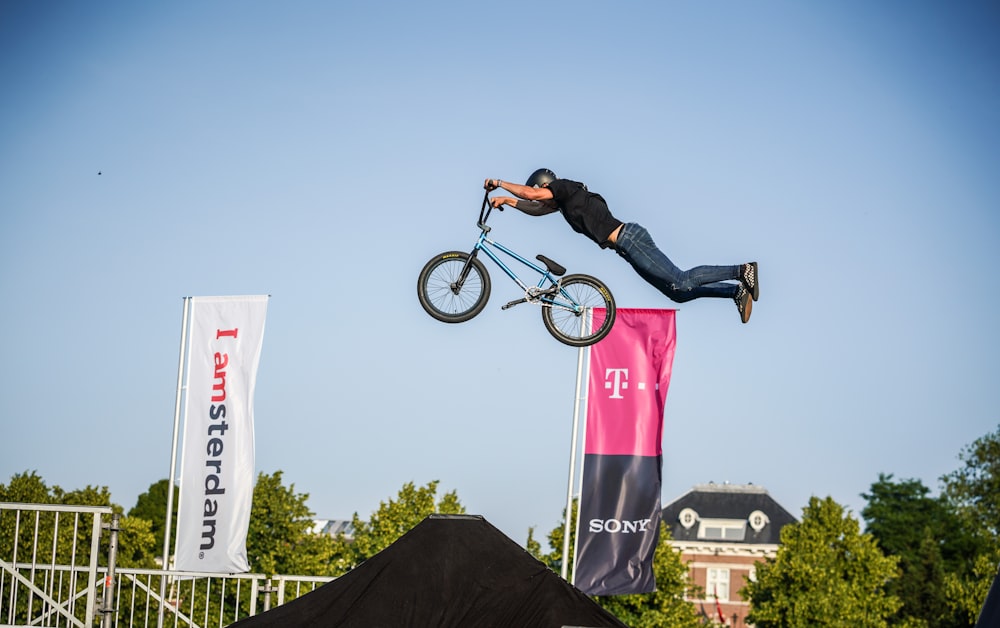 澄み切った青空の下、BMXバイクに乗った男