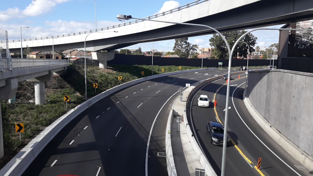 Coches en la carretera durante el día