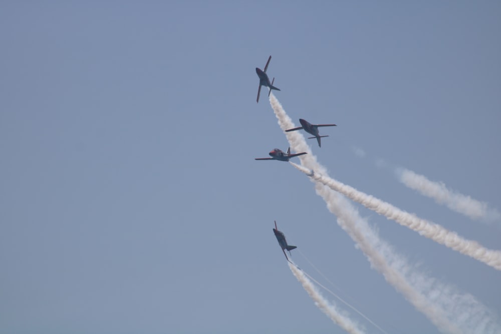 quattro aerei neri sotto il cielo blu