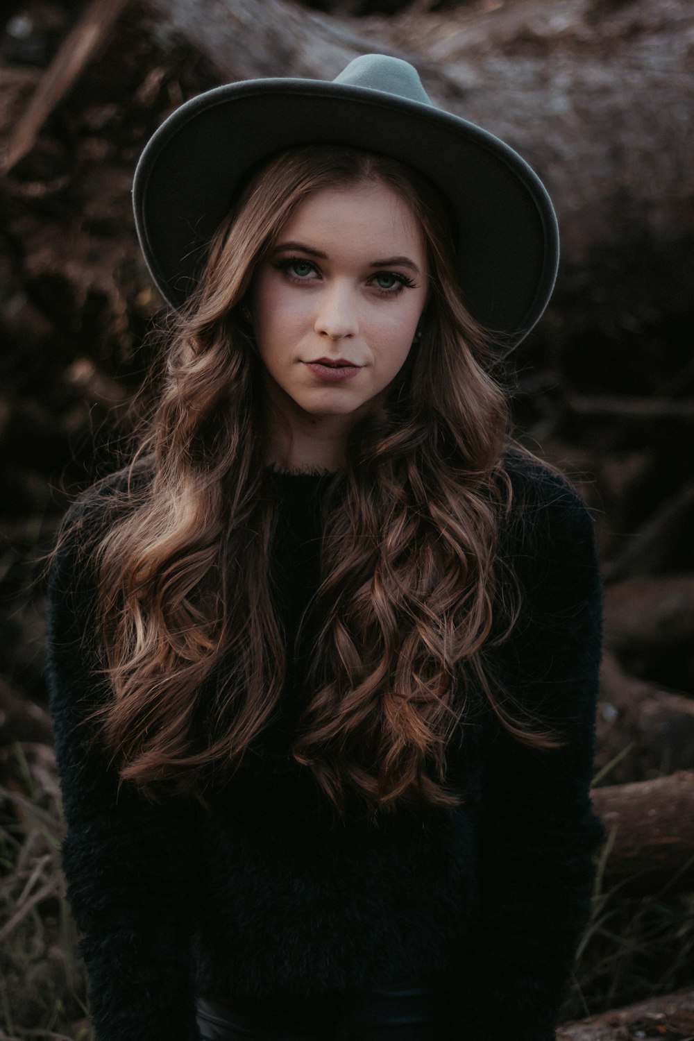 woman wearing black long-sleeved shirt close-up photography