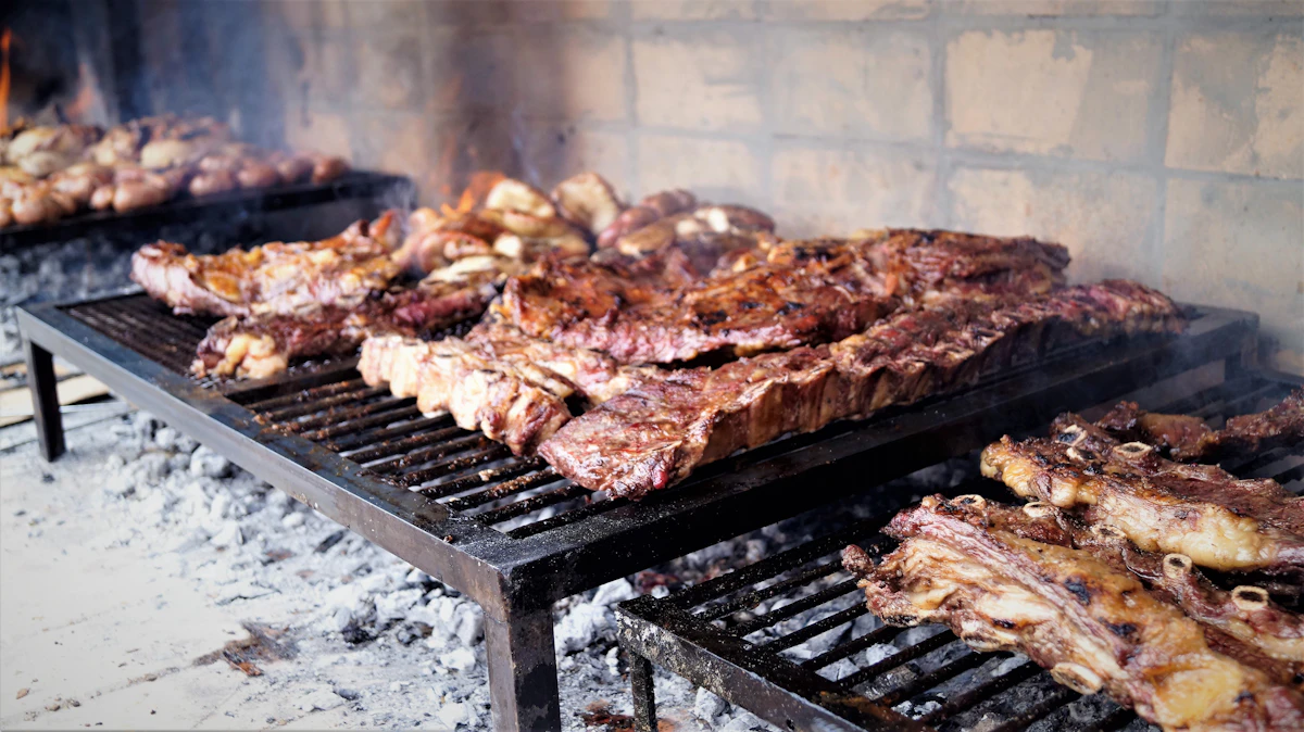 Asado argentino sobre la parrilla, Mendoza, Argentina