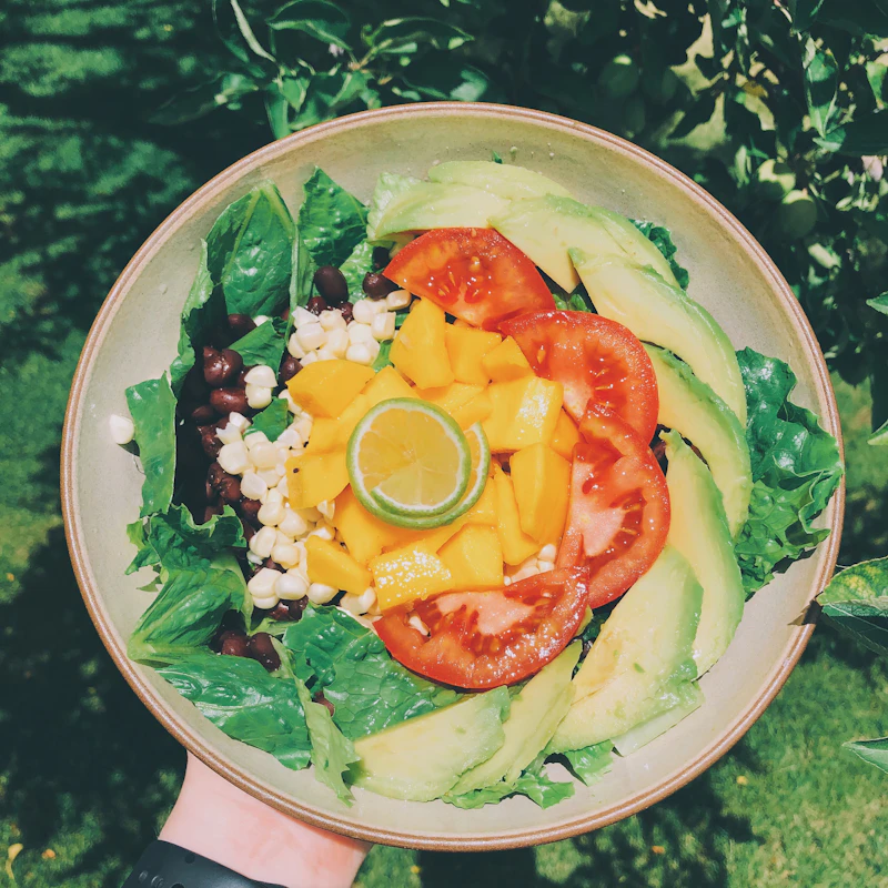 Salade fraîche à l'avocat dans une assiette en céramique