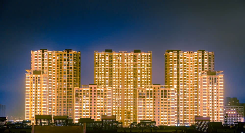 edifici in cemento marrone di notte
