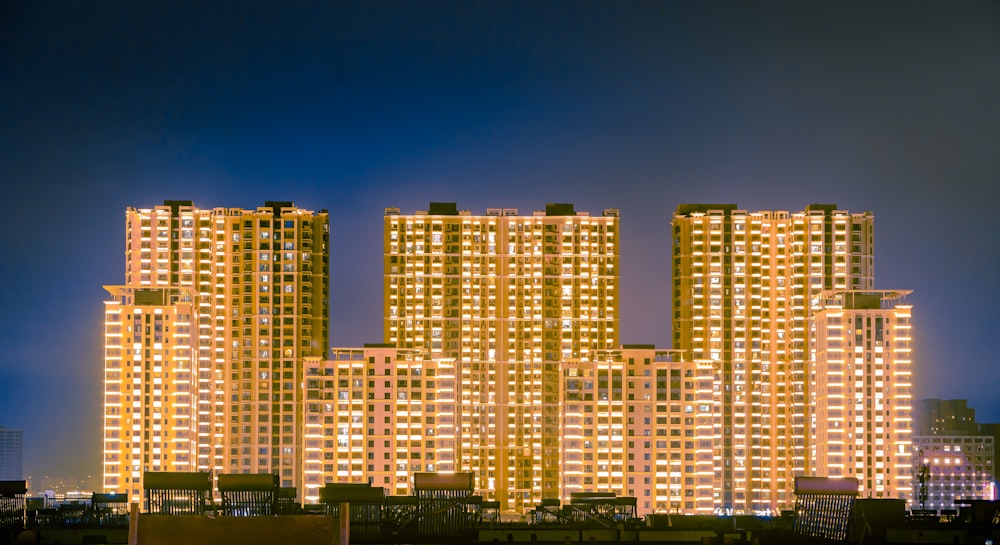 Bâtiments en béton brun la nuit