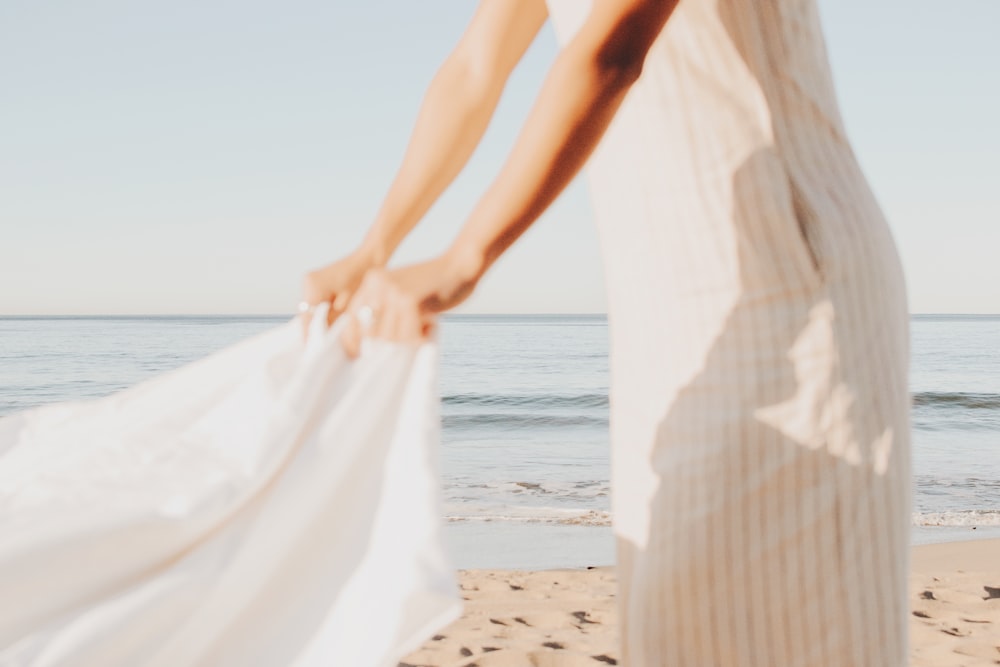 persona che indossa un vestito bianco durante il giorno