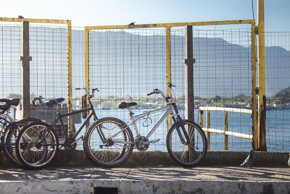 Bicicleta de montaña rígida blanca estacionada