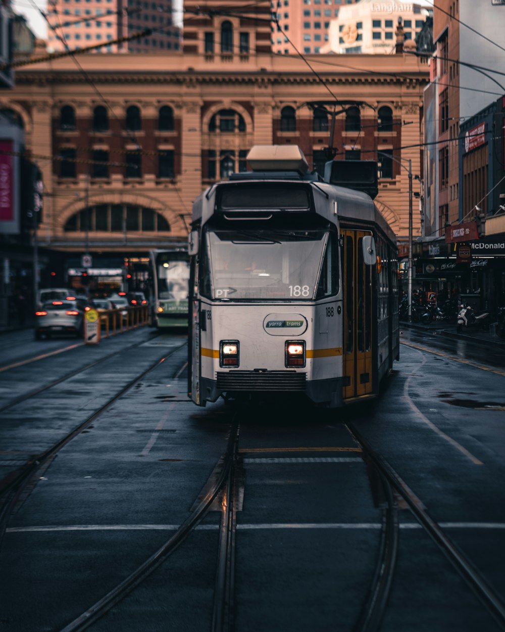 tren gris y marrón