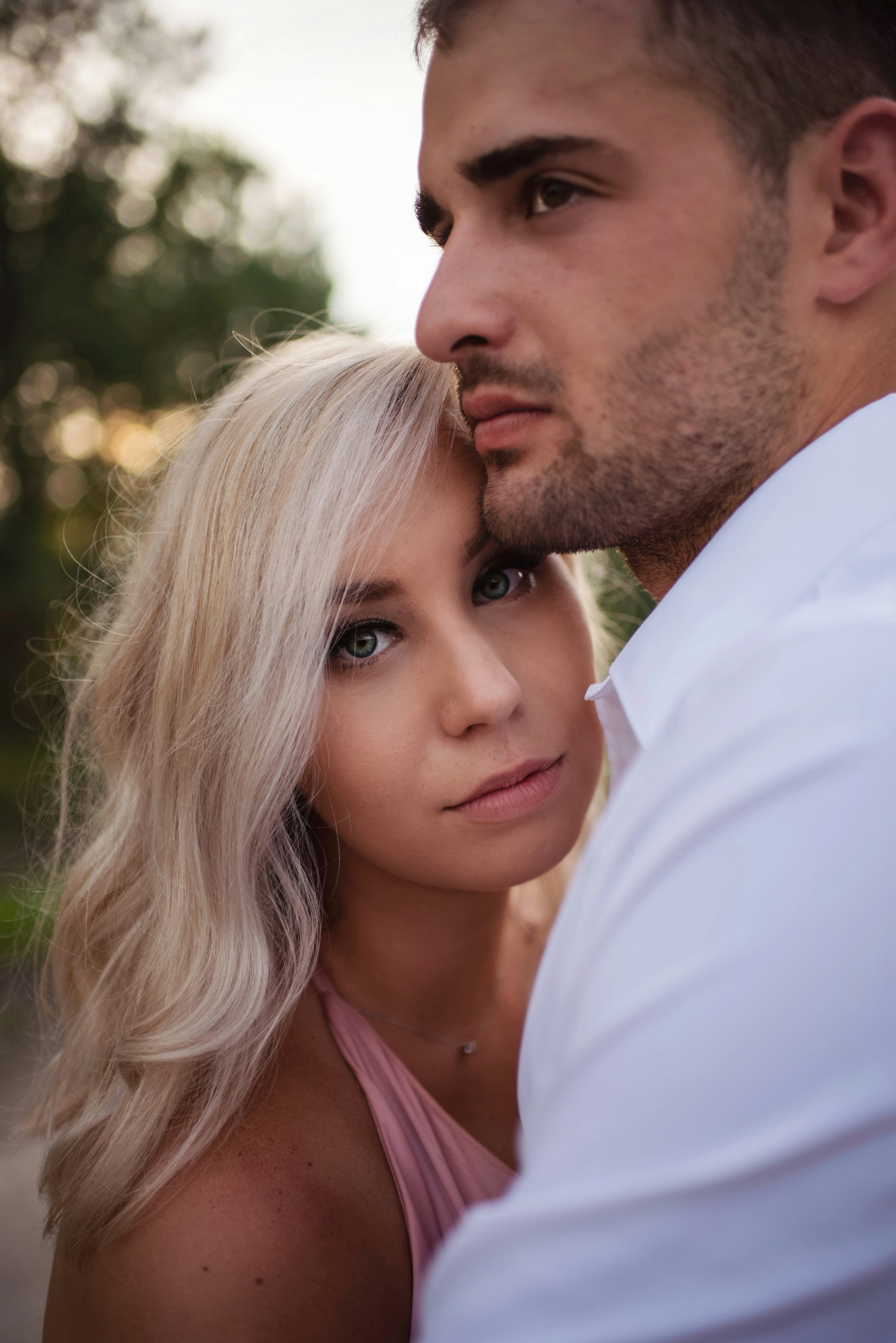 Human faces speak to us in a way that language cannot. Everyone recognize a smile, a frown, tears. Unsplash has the finest selection of people images on the web: high-def and curated for quality. Family, friends, men, women, Unsplash has photos for all.