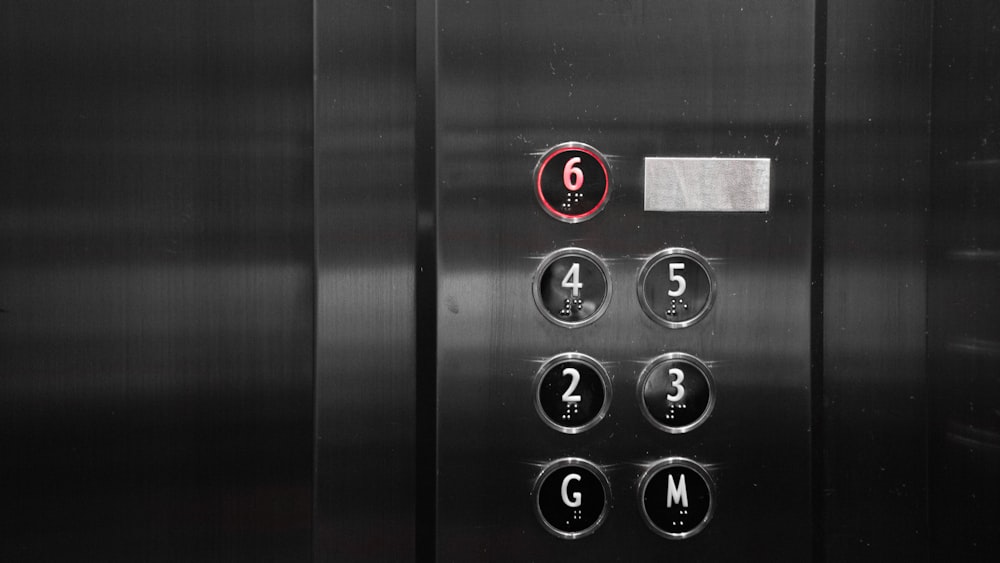 버튼이 있는 금속 엘리베이터의 클로즈업