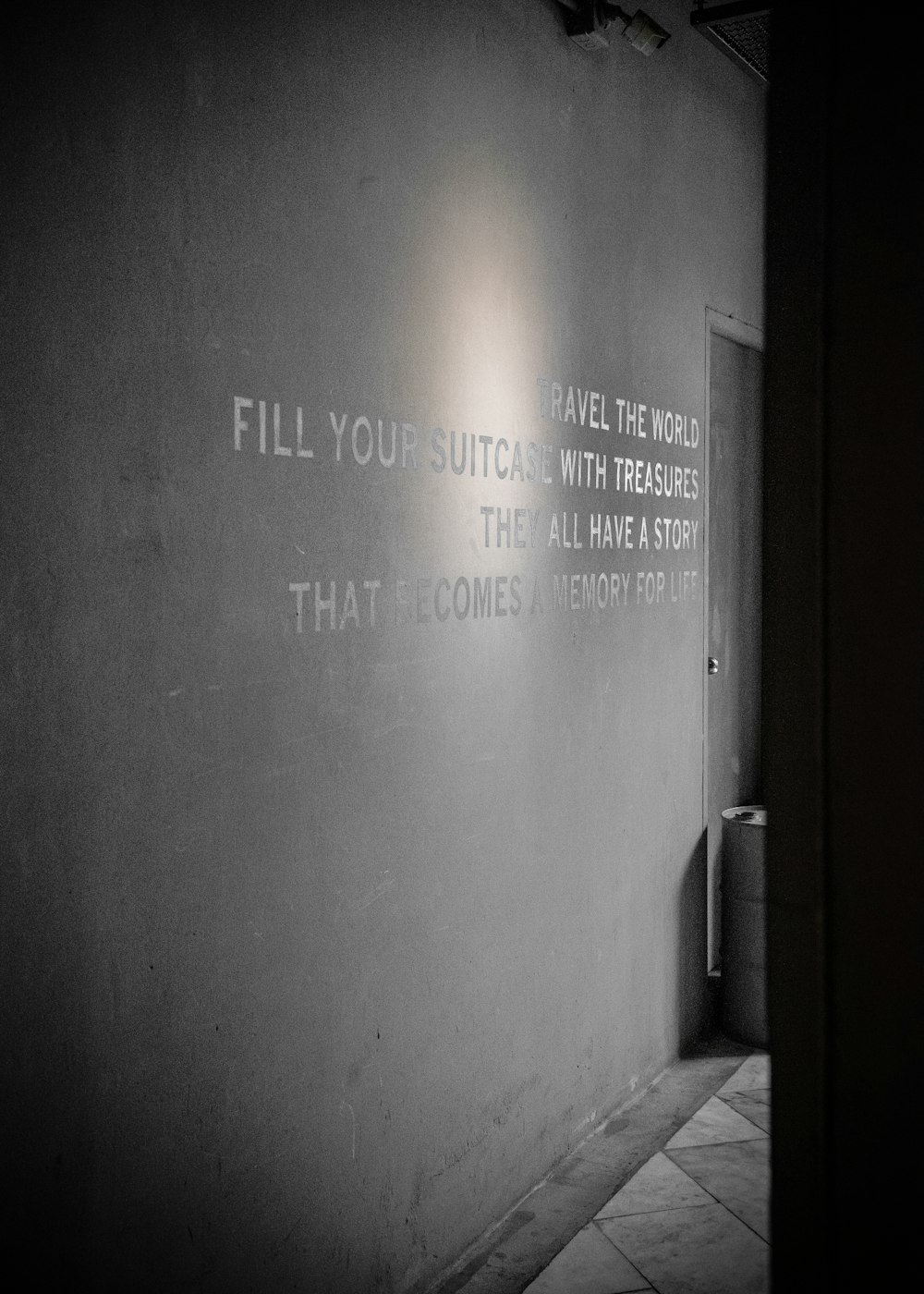 ein Schwarz-Weiß-Foto einer Wand mit Schrift darauf