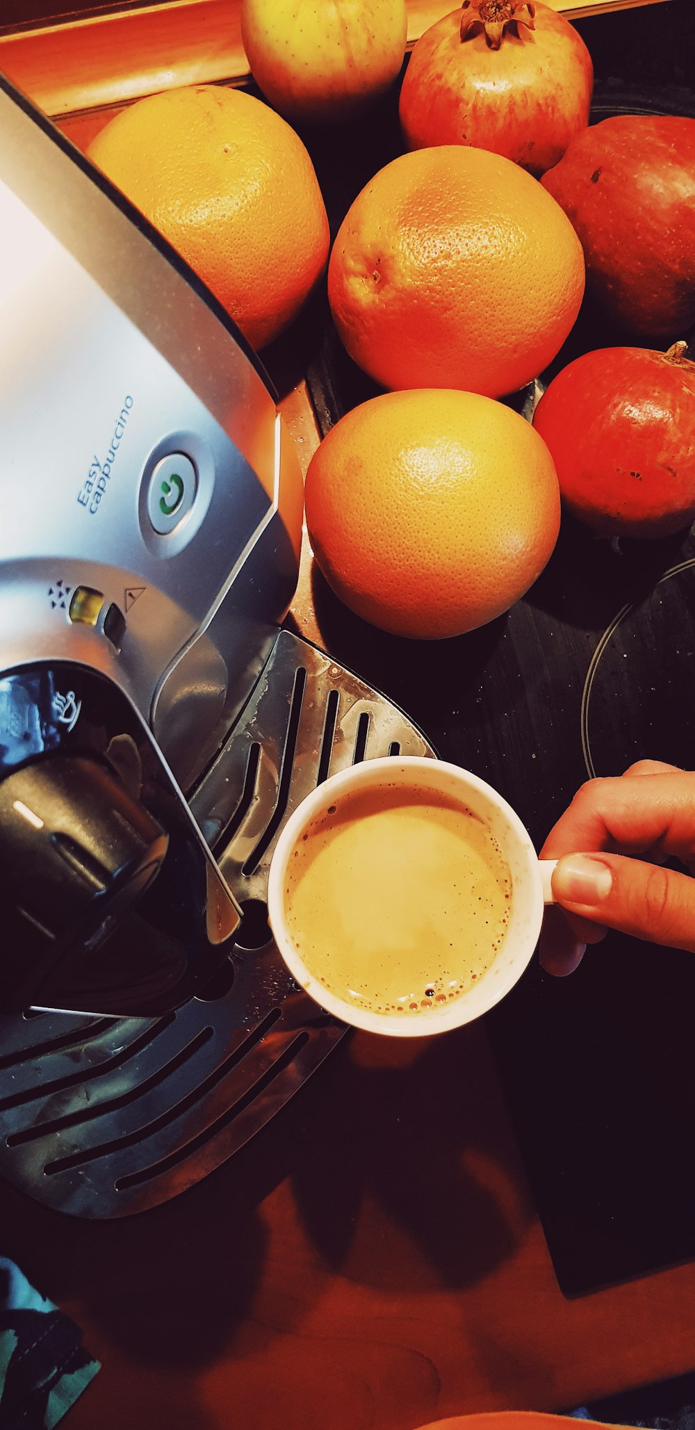 persona sosteniendo una taza de cerámica blanca