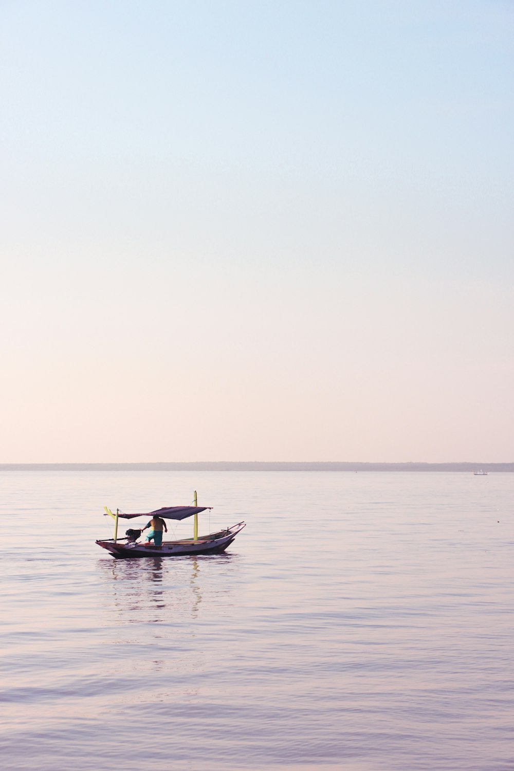 Drittelregel Fotografie Unbekannte Person, die auf einem Boot fährt