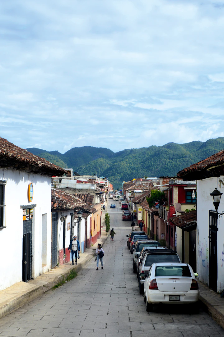Callejuela colonial de piedra en los Altos de Chiapas