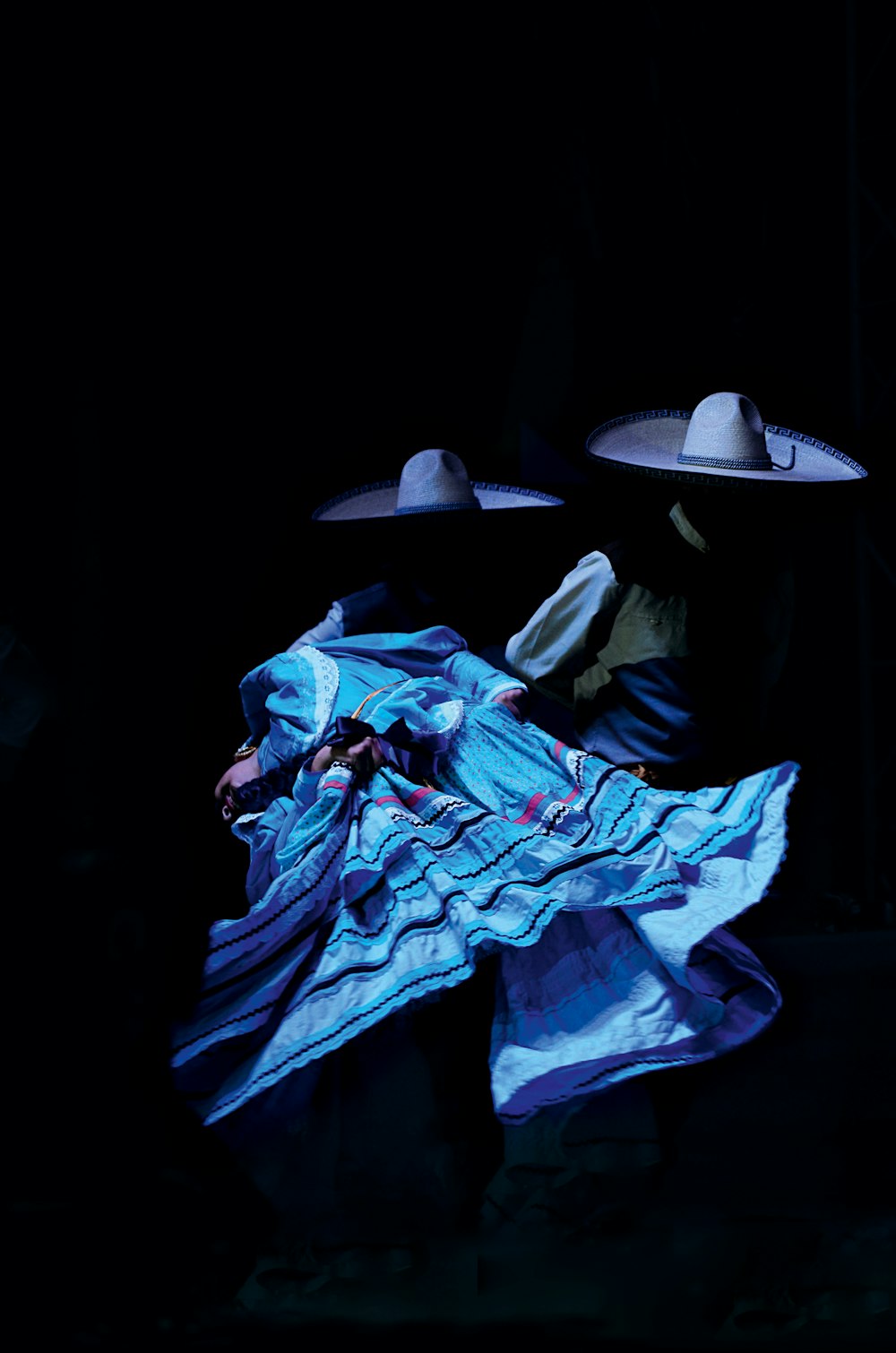 un groupe de personnes avec des chapeaux sur la tête