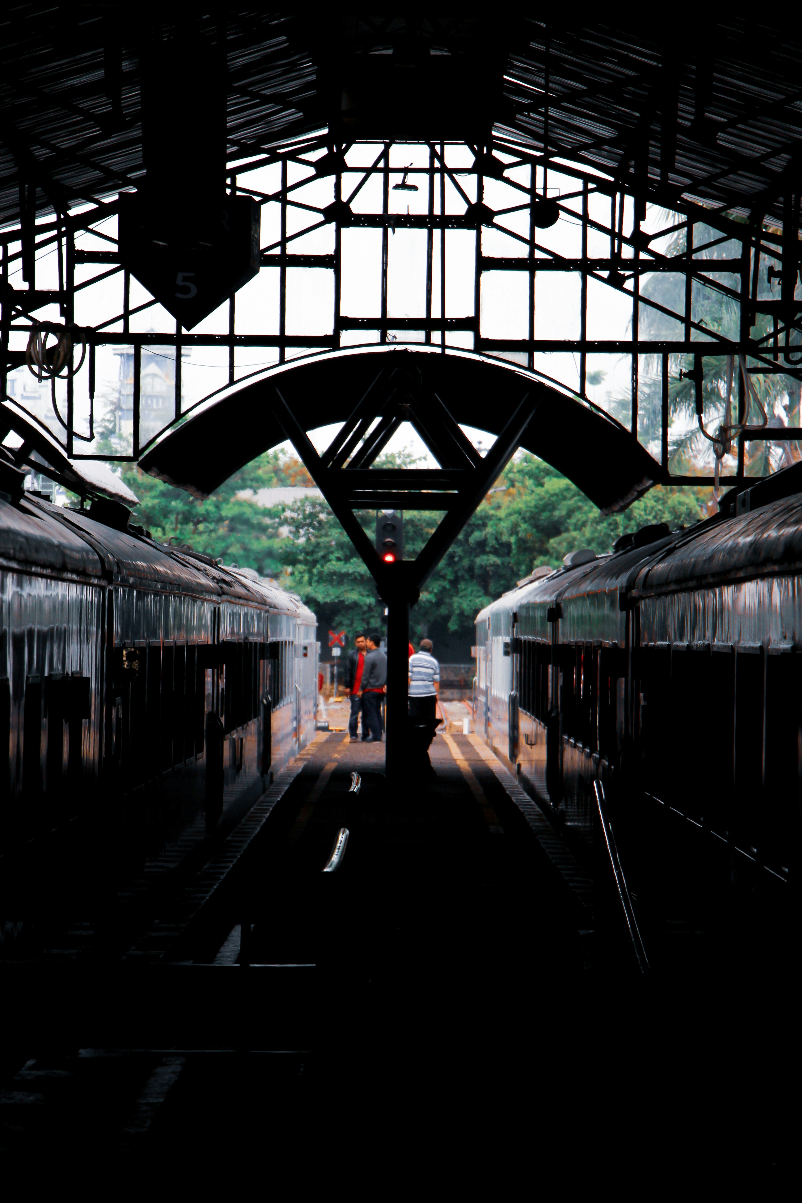 stasiun kereta api dalam cahaya redup