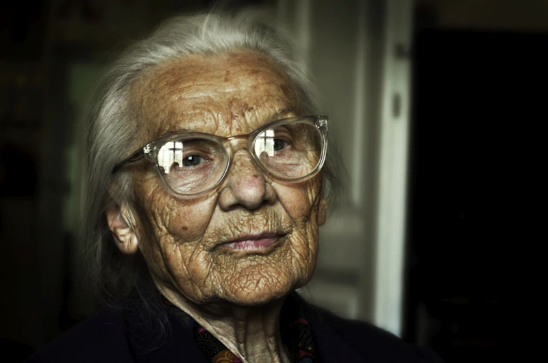 mujer madura con top negro y presencia distinguida