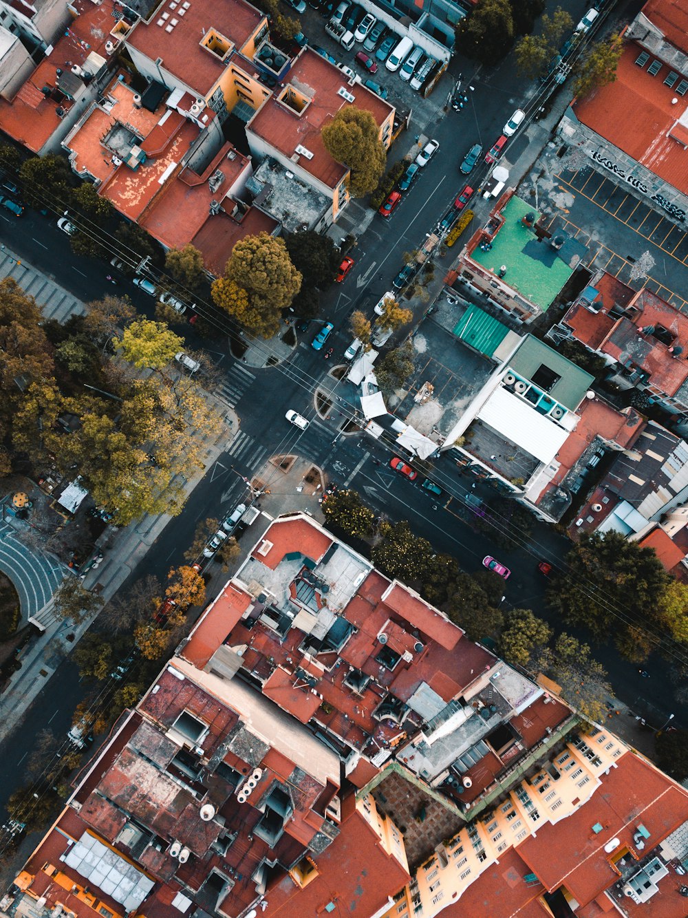 Carros variados na vista aérea da rua