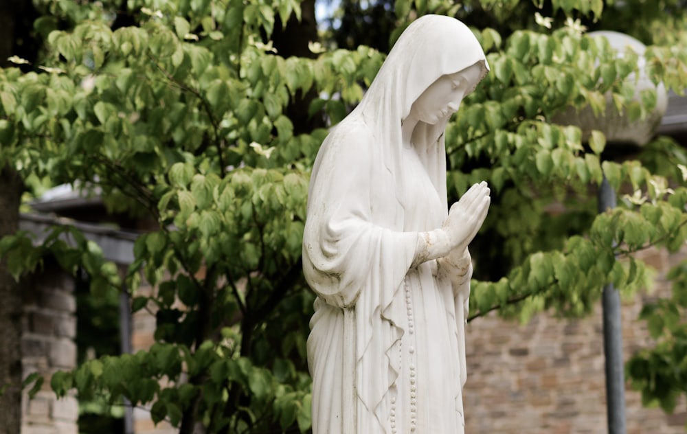 woman statue near tree