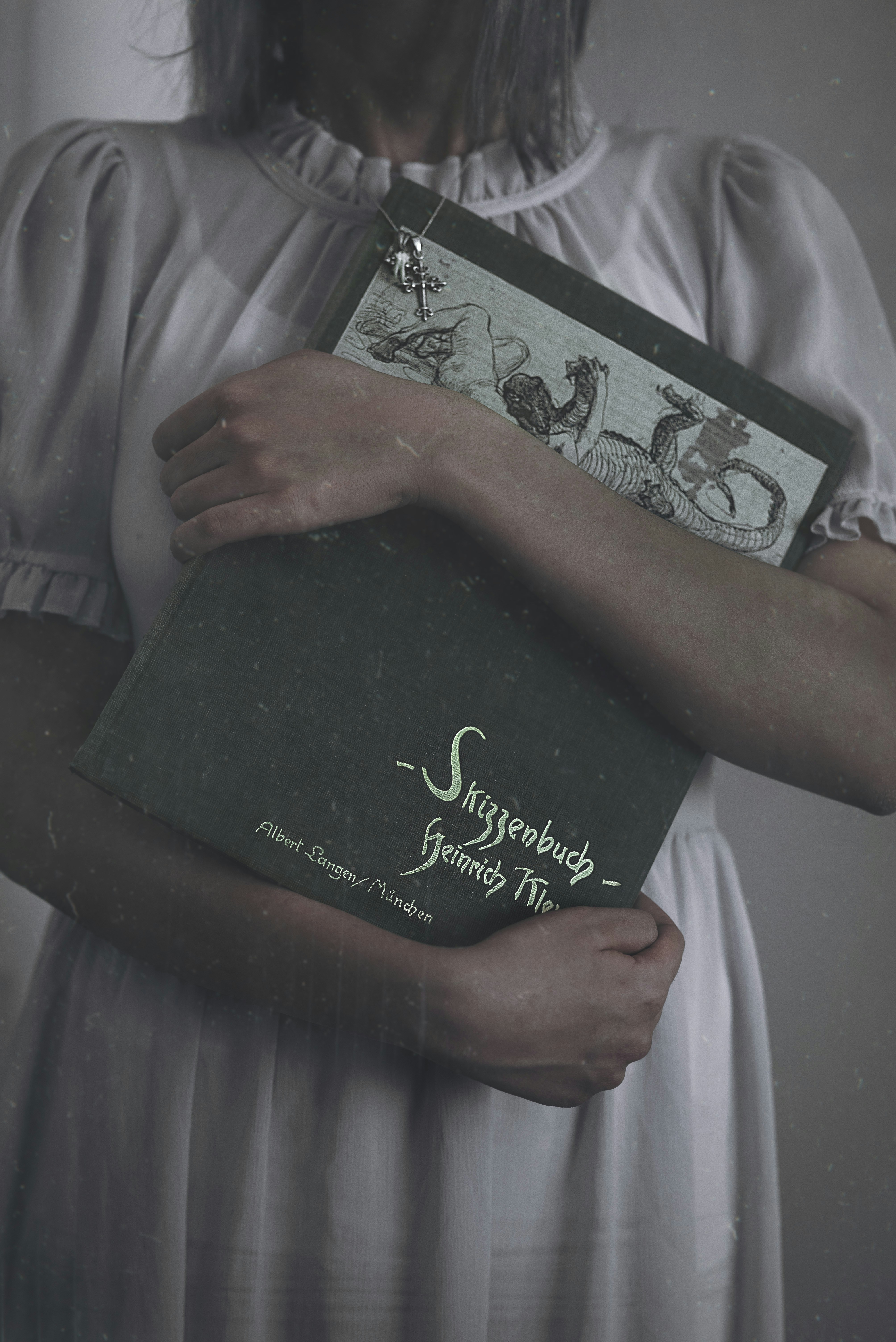Frau mit Buch