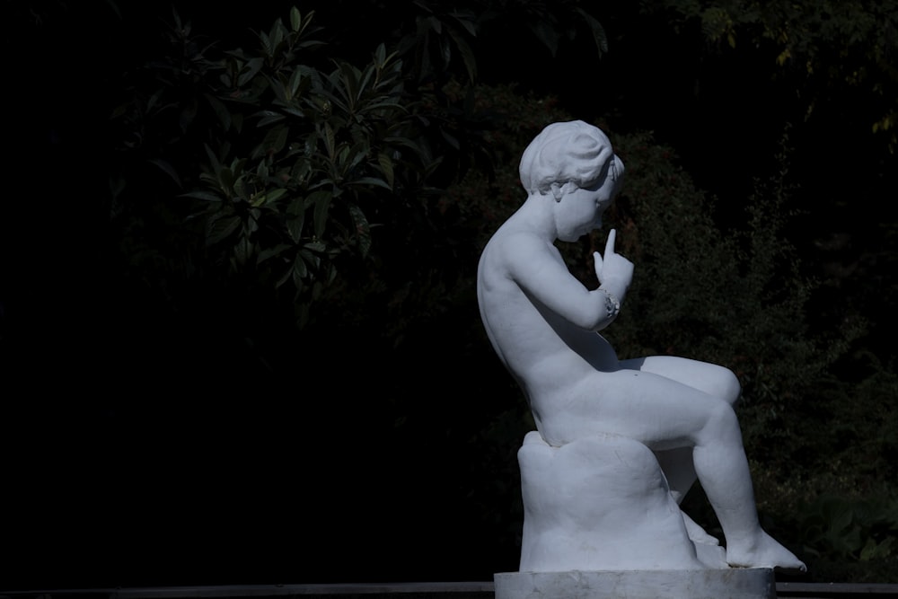 naked boy statue