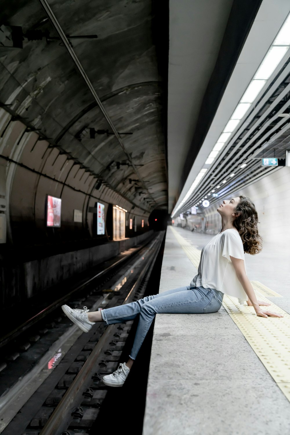 地下鉄駅に座る女性