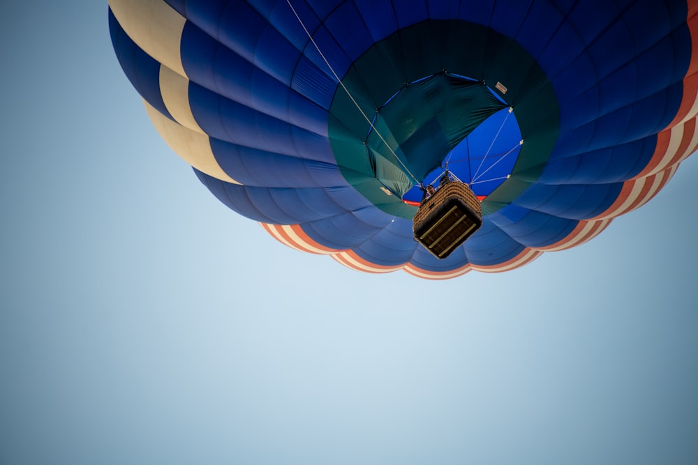 Foto de ángulo alto de globo aerostático