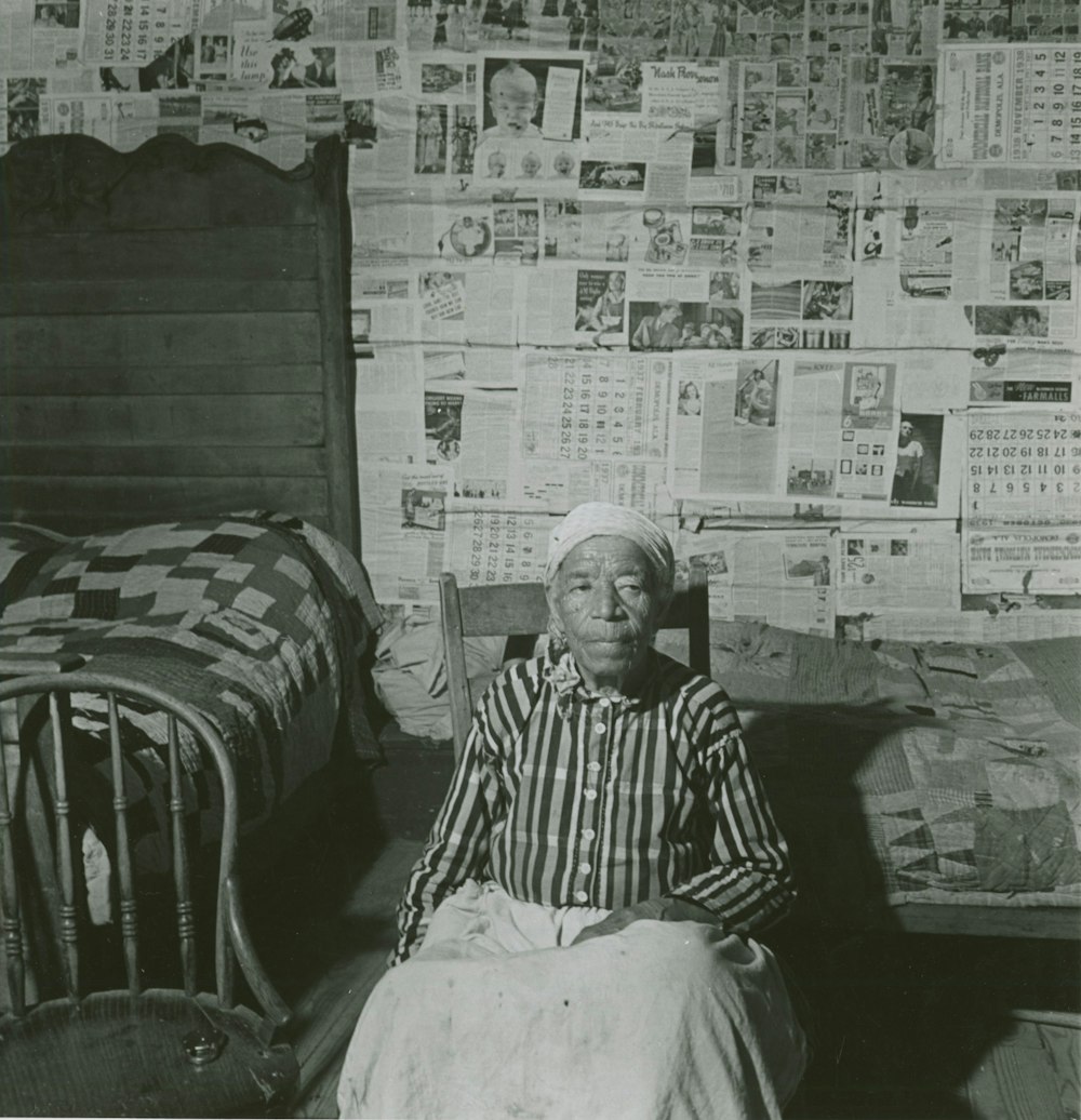 homme assis sur une chaise à côté du lit et près de la chaise