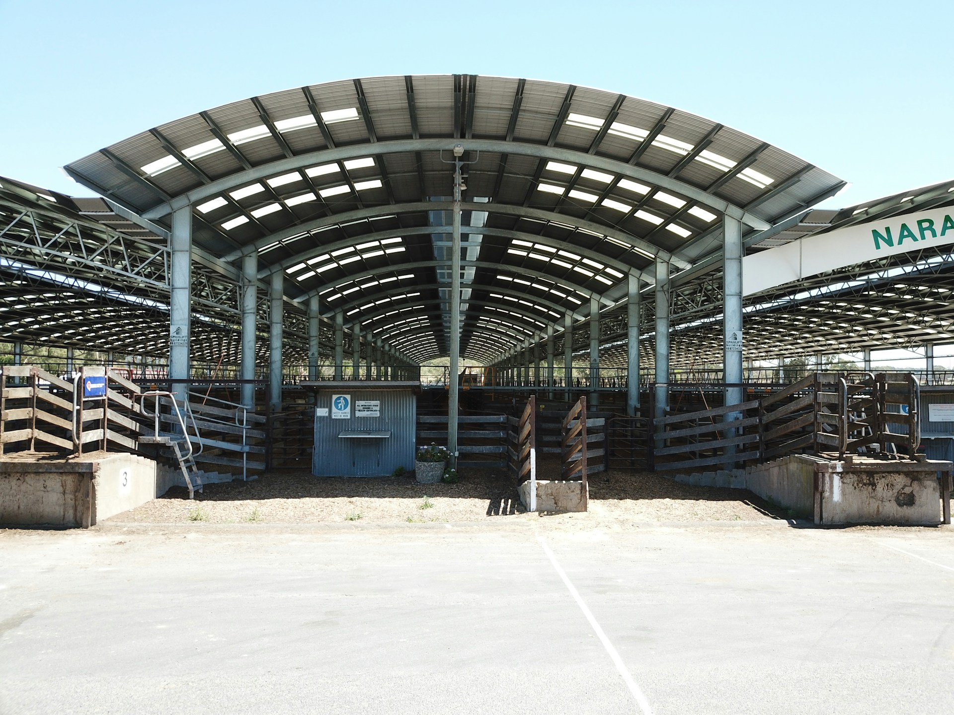 gray computer monitor