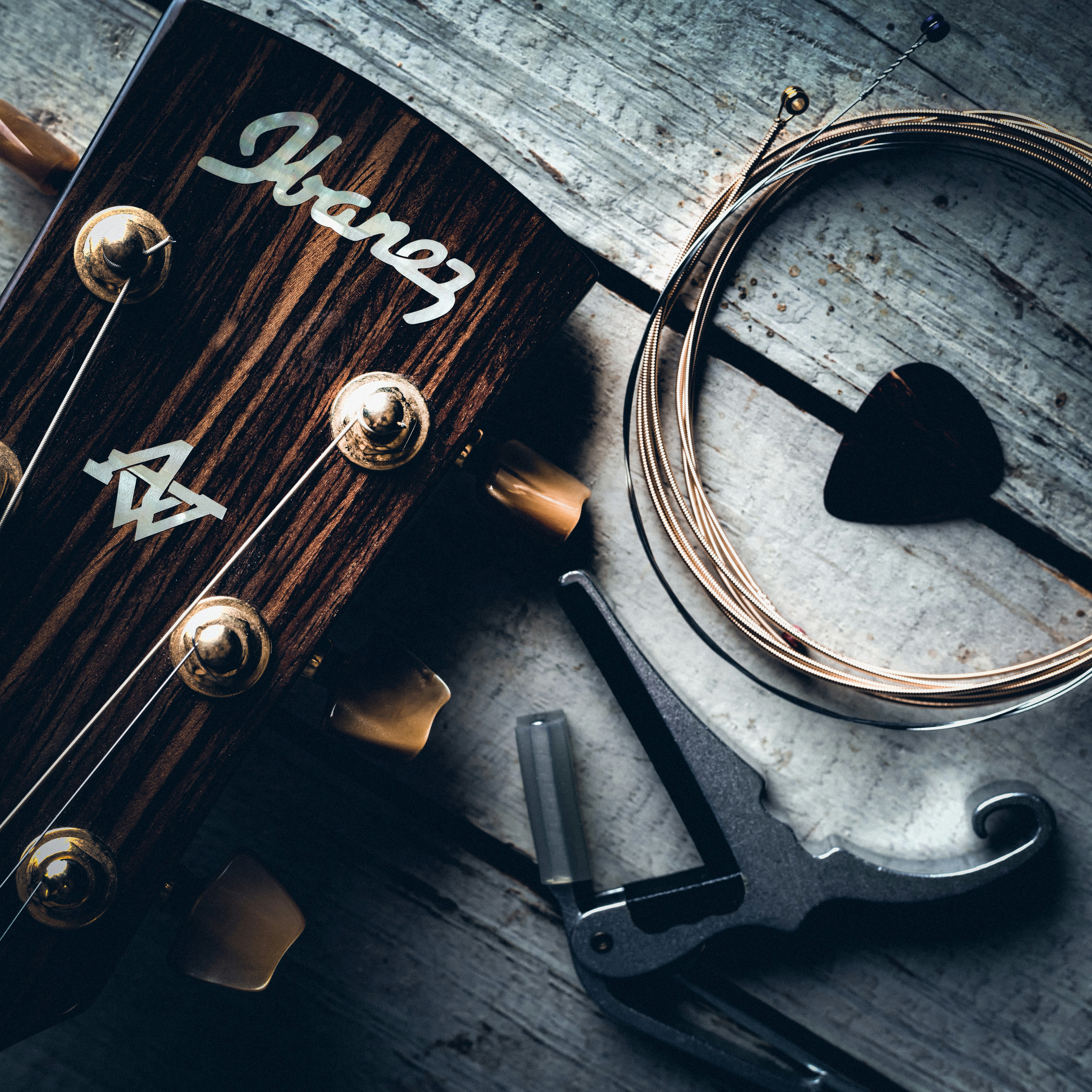 Clavijero de guitarra marrón