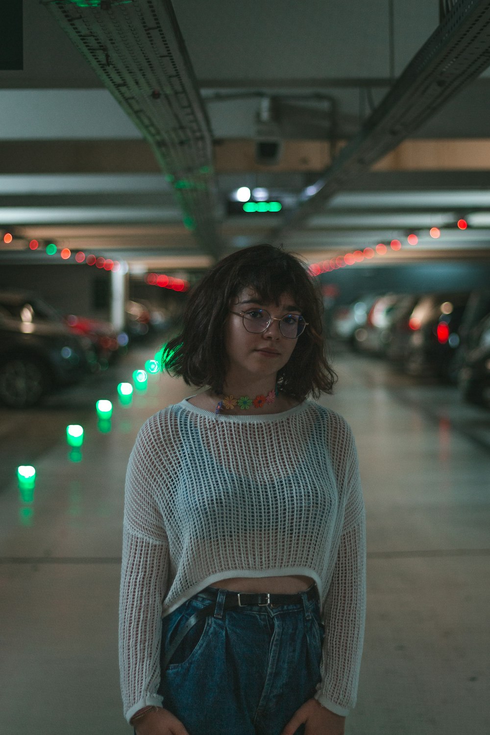 Mujer con top de punto blanco