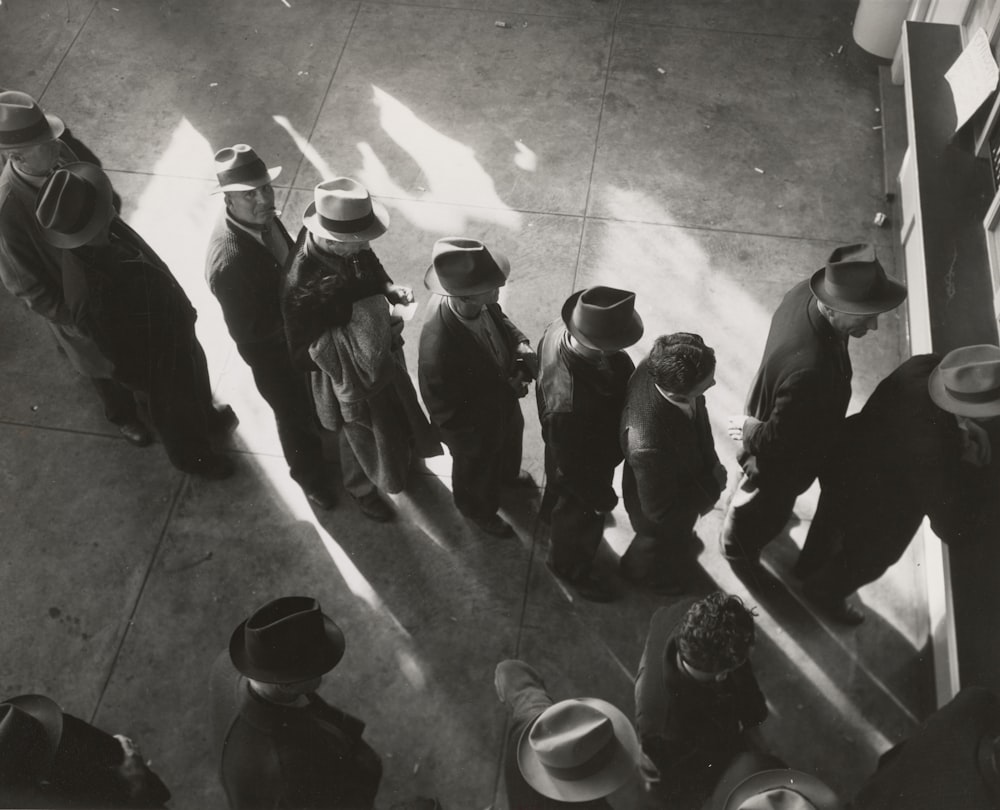 Photographie en niveaux de gris de personnes dans la file d’attente