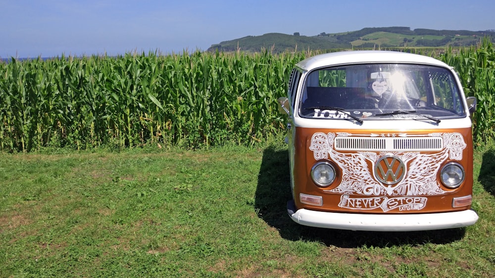 Autobus Volkswagen garé sur le terrain