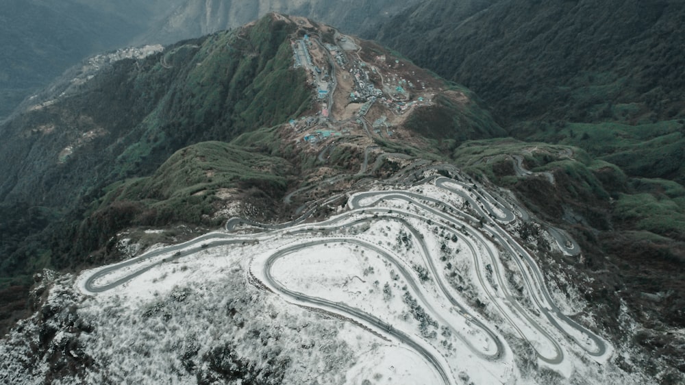 Fotografía aérea de la carretera de montaña