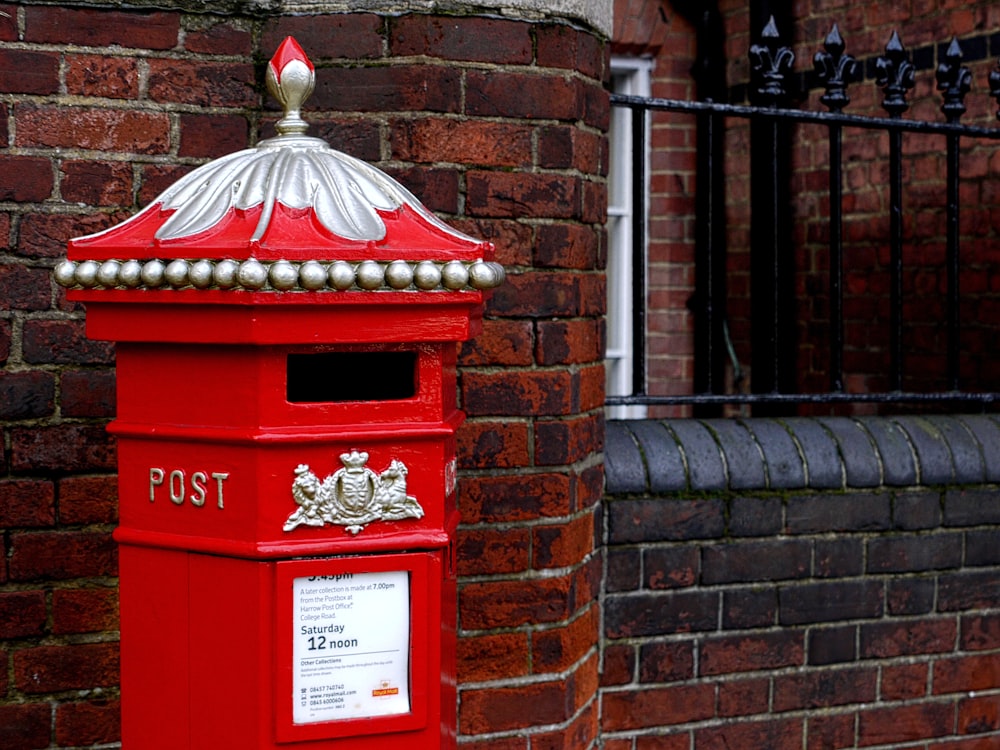 フェンス近くの赤い郵便ポスト