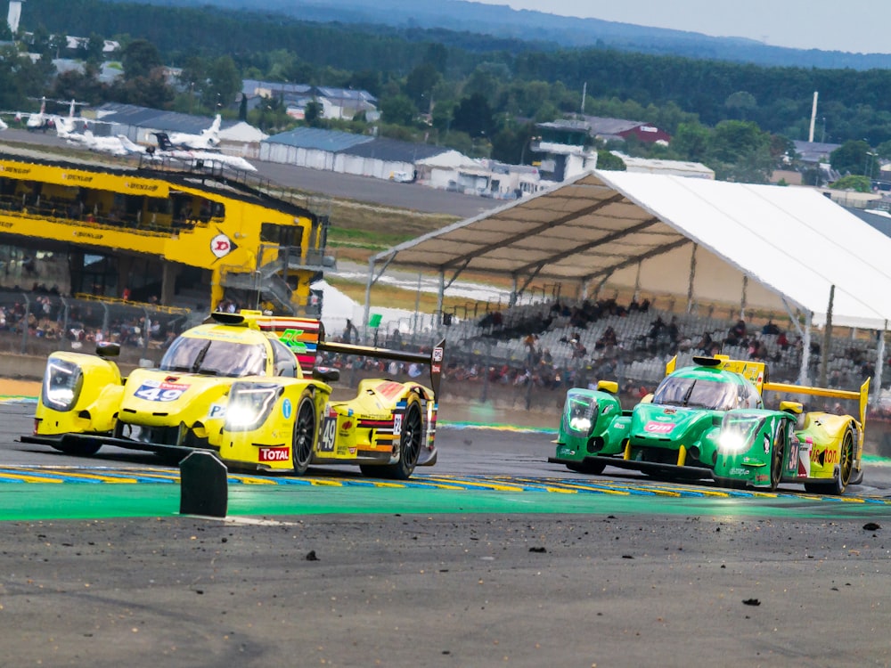 道路上の黄色と緑のレーシングカー