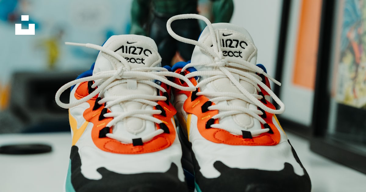 White Nike Air Max 70 shoes photo â Free Clothing Image on Unsplash