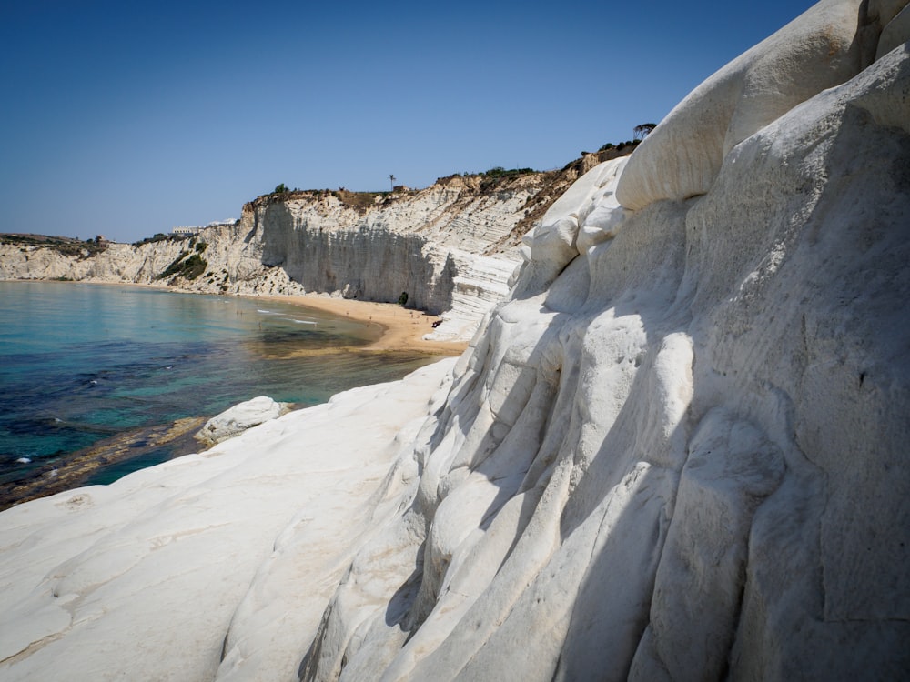 Scogliera grigia vicino allo specchio d'acqua