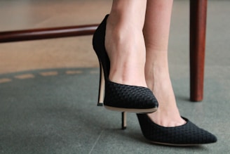 Mujer con zapatillas de tacón negro (stilettos), calzado elegante y profesional Aura Boutique México